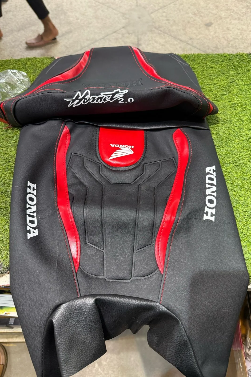 Seat-cover-red-Hornet-2.0 SEAT COVER HONDA HORNET 2.0 PREMIUM - Image 1
